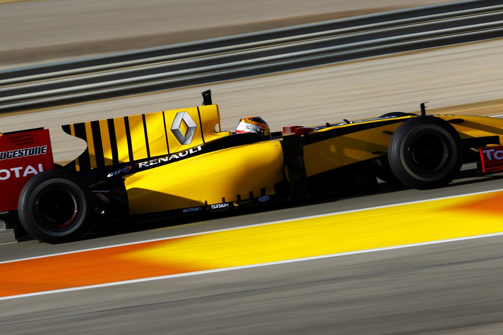 Test Valencia primi km, 2010 Formula One Testing
Valencia, Spain.
1st February 2010.
Robert Kubica, Renault R30. Action.
World Copyright: Andrew Ferraro /LAT Photographic
ref: Digital Image_Q0C1320.jpg